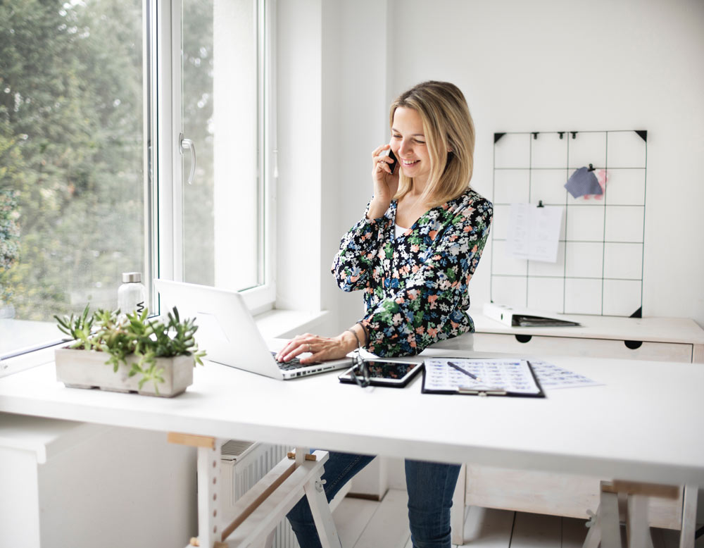 station de travail assis debout pour télétravailler de manière ergonomique