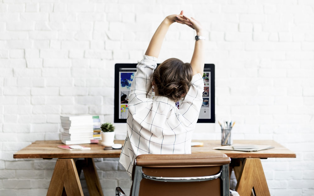 s'étirer en travaillant