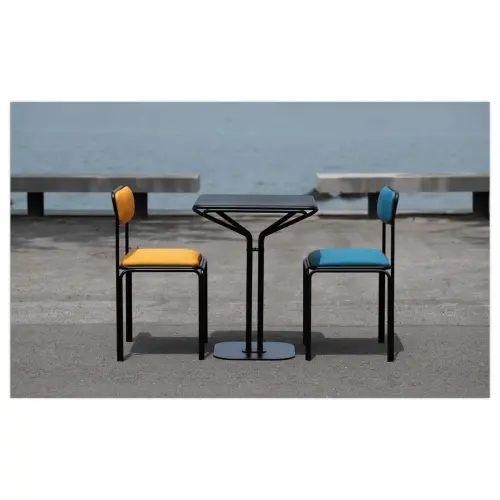 2 Chaises BISTRO en m&eacute;tal noirs int&eacute;rieurs et ext&eacute;rieurs mont&eacute;es 