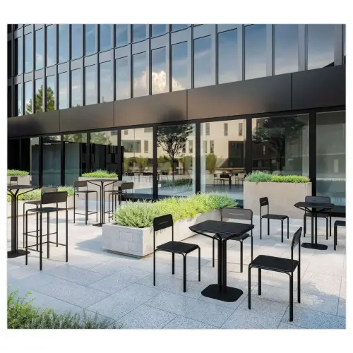 2 Chaises BISTRO en m&eacute;tal noirs int&eacute;rieurs et ext&eacute;rieurs mont&eacute;es 