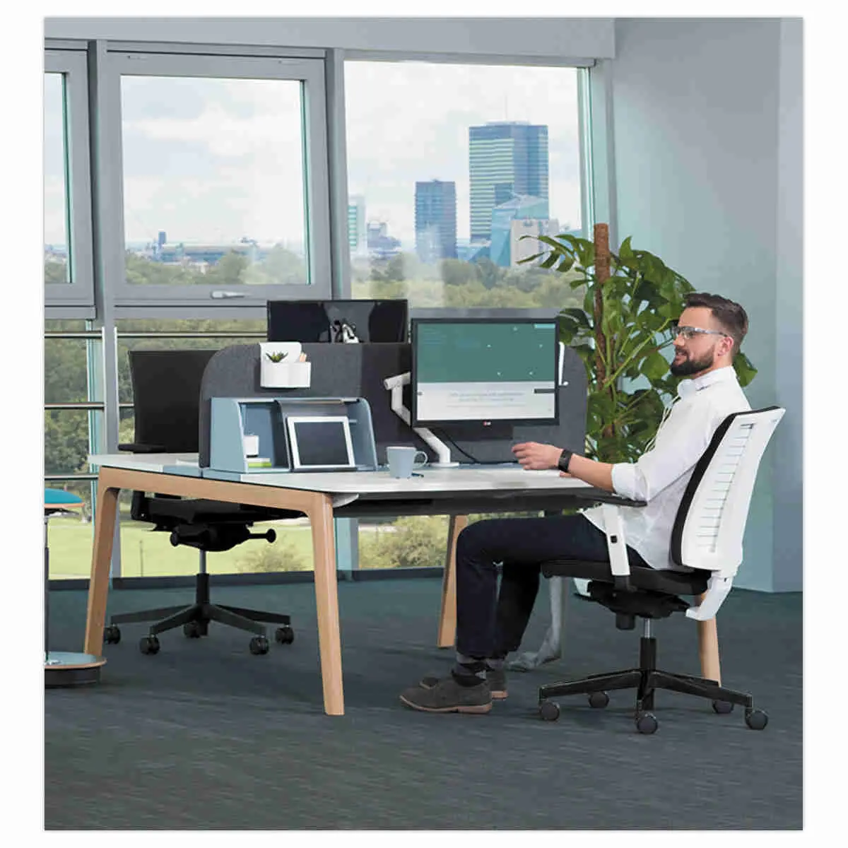 Si&egrave;ge NAVIGO synchrone coque blanche -tissu noir mont&eacute; 