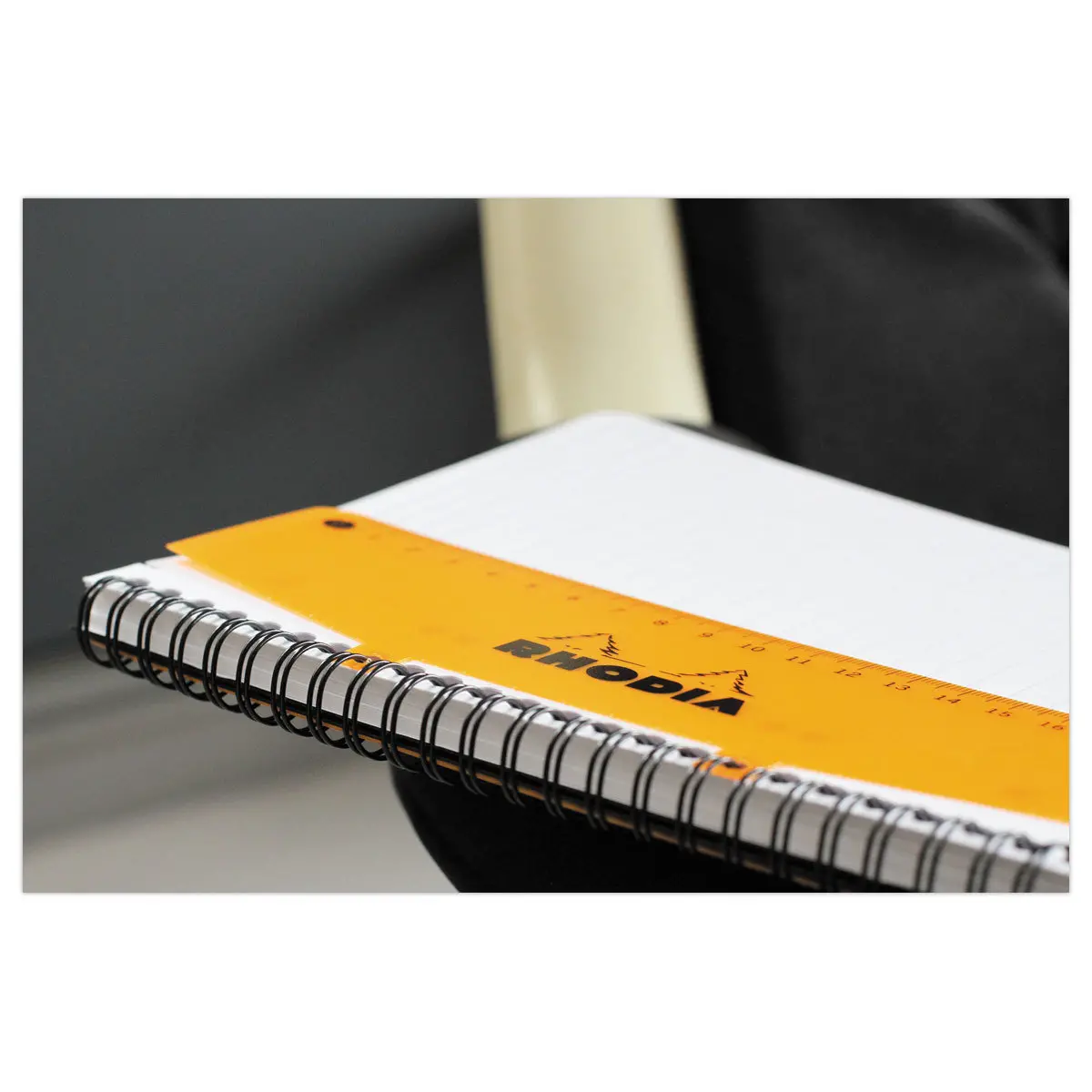 Cahier couverture carton 160 pages A4+5x5. Noir