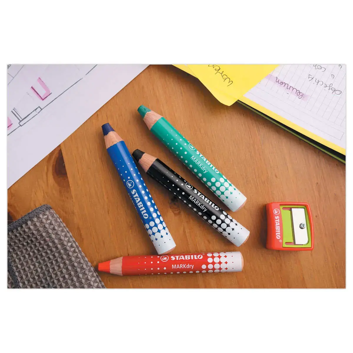 4 Crayons effa&ccedil;ables &agrave; sec MARKdry + chiffonnette + taille-crayon - STABILO 