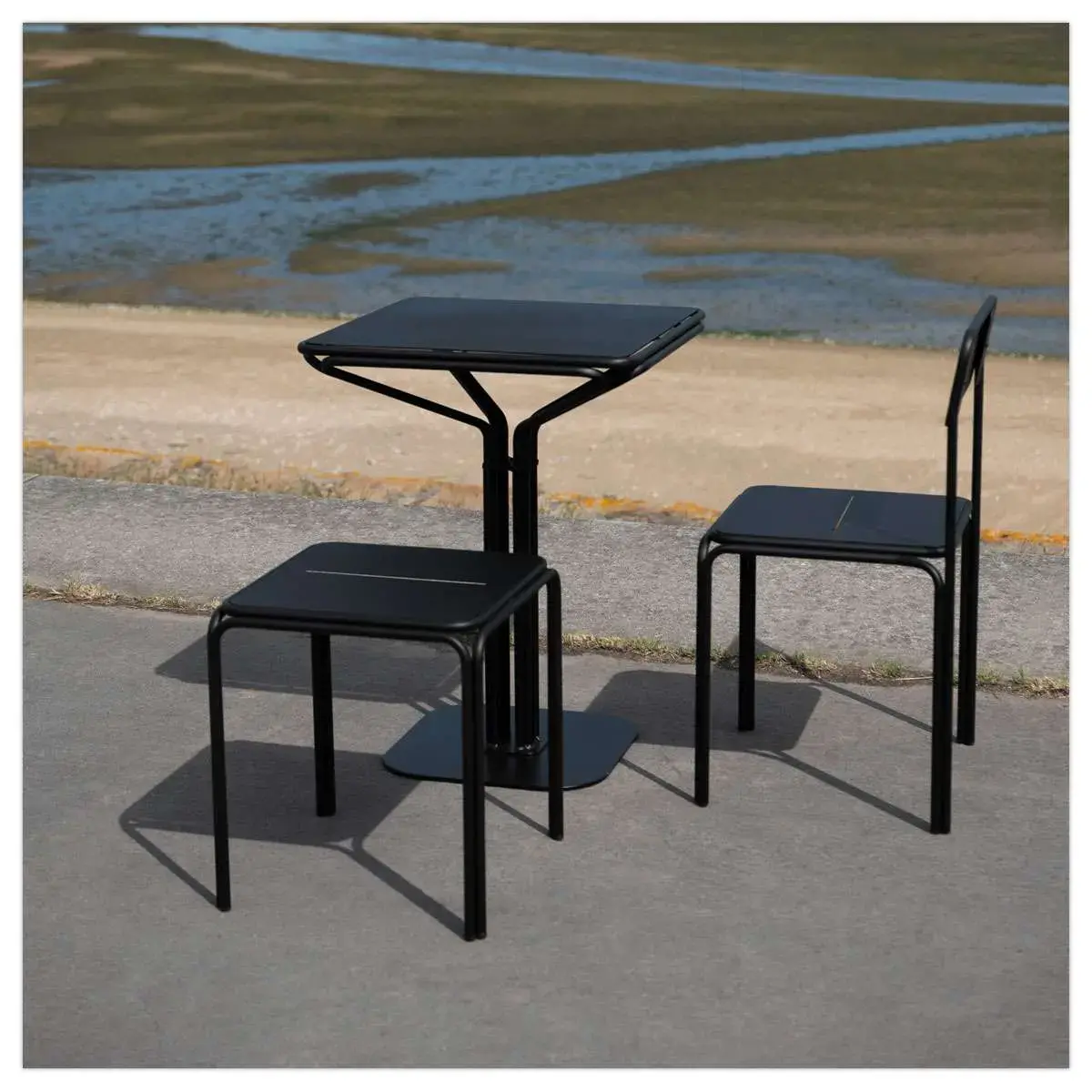 2 Chaises BISTRO en m&eacute;tal noirs int&eacute;rieurs et ext&eacute;rieurs mont&eacute;es 