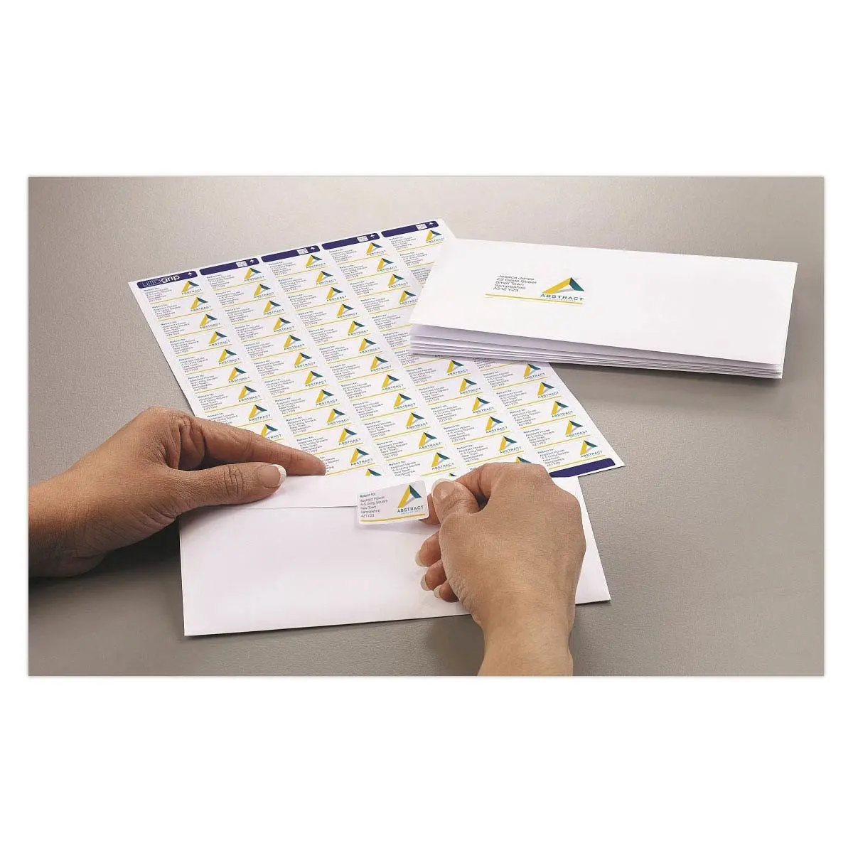 25 planches de 65 &eacute;tiquettes blanches - 38.1 x 21.2 mm - AVERY 